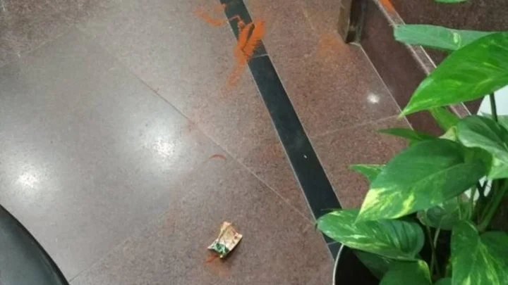 முதல்வர் மீது மிளகாய்பொடி வீசி தாக்குதல்: பெரும் பரபரப்பு