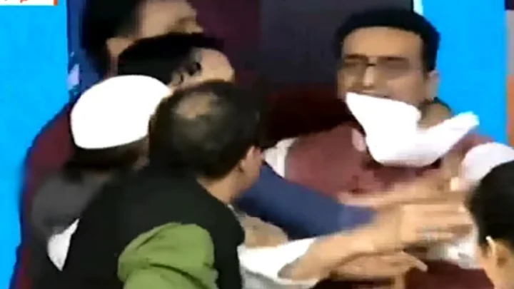 நேரலையில் சரமாரியாக அடித்துக் கொண்ட கட்சி பிரமுகர்கள்: போர்க்களமான விவாத மேடை