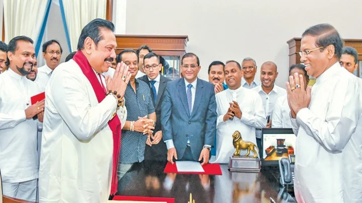 அடிபணிந்த ராஜபக்சே: இலங்கை பிரதமர் பதவியிலிருந்து விலகல்