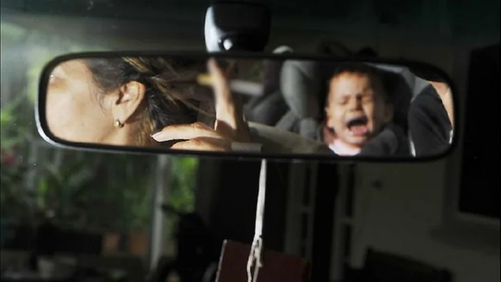 The mother of the crying of the crying kids