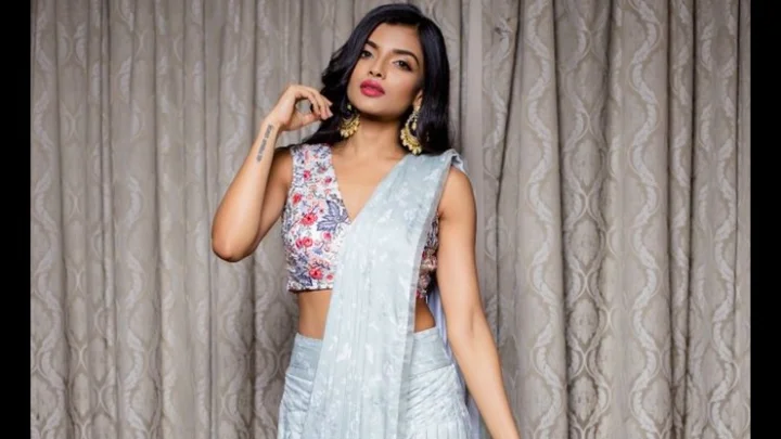 கவர்ச்சி ரூட்டில் இறங்கி கல்லா கட்டிய ஆஸ்னா ஜாவேரி