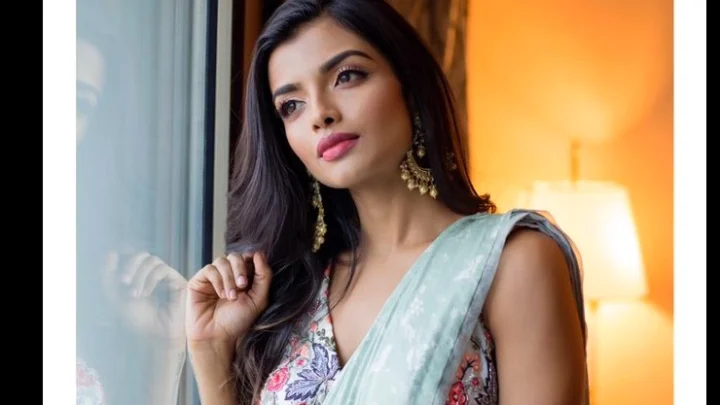 கவர்ச்சி ரூட்டில் இறங்கி கல்லா கட்டிய ஆஸ்னா ஜாவேரி