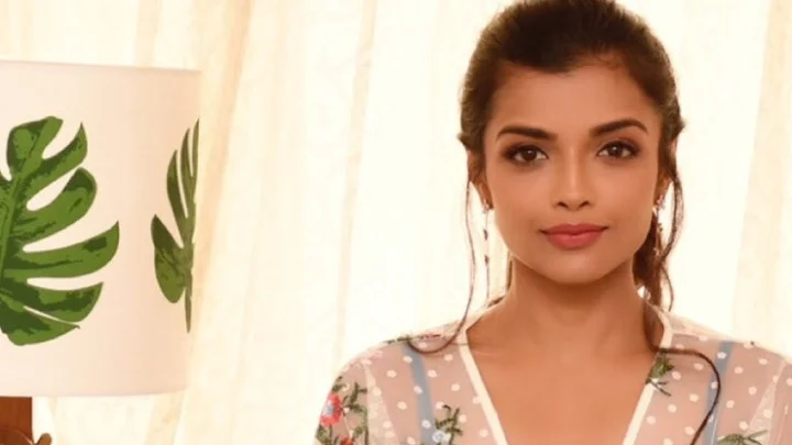 கவர்ச்சி ரூட்டில் இறங்கி கல்லா கட்டிய ஆஸ்னா ஜாவேரி