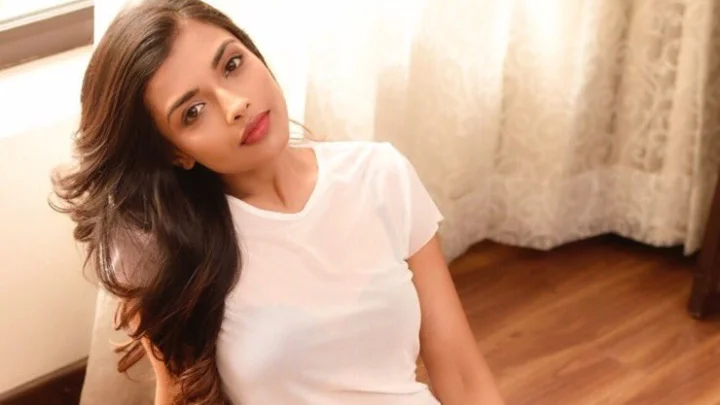 கவர்ச்சி ரூட்டில் இறங்கி கல்லா கட்டிய ஆஸ்னா ஜாவேரி