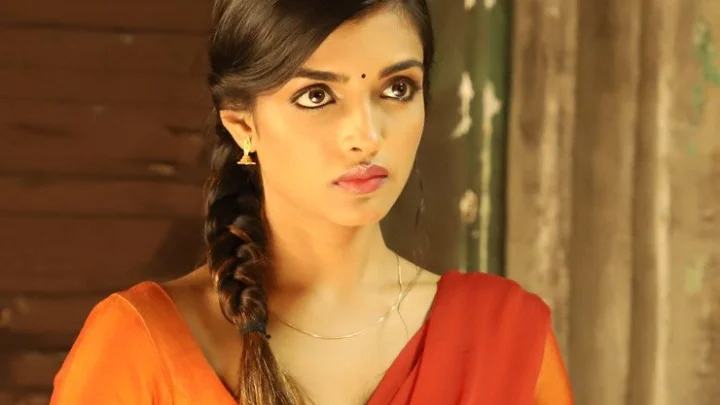 கவர்ச்சி ரூட்டில் இறங்கி கல்லா கட்டிய ஆஸ்னா ஜாவேரி