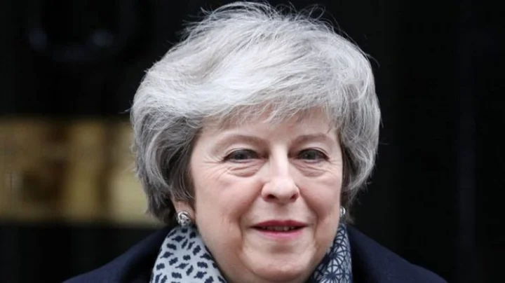 நம்பிக்கையில்லா தீர்மானத்தில் வெற்றி பெற்ற தெரீசா மே