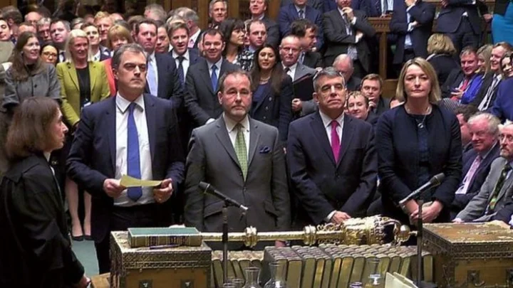 நம்பிக்கையில்லா தீர்மானத்தில் வெற்றி பெற்ற தெரீசா மே