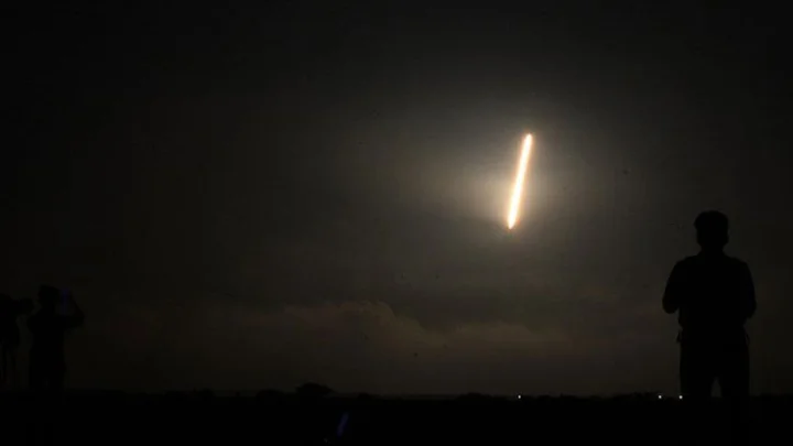 வெற்றிகரமாக விண்ணில் ஏவப்பட்ட பி.எஸ்.எல்.வி-சி44: இஸ்ரோ விஞ்ஞானிகள் மகிழ்ச்சி