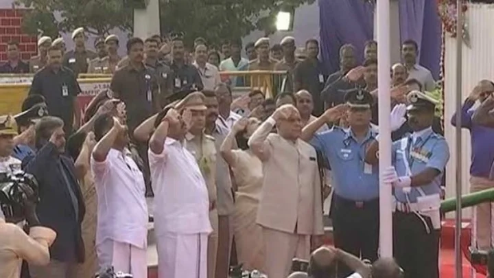 குடியரசு தின விழா - தமிழக ஆளுநர் தேசியக்கொடி ஏற்றி மரியாதை