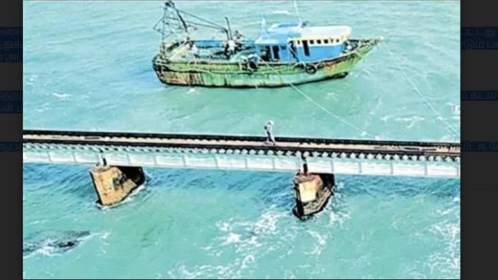 விசைப்படகால் பாம்பன் ரயில் பாலத்துக்கு ஆபத்து