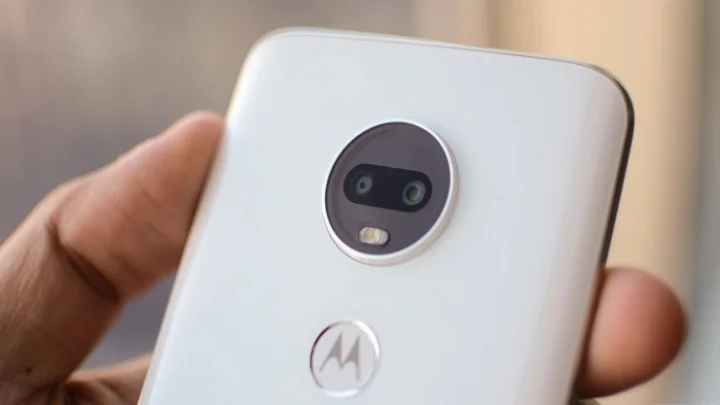 நச்சுனு நாலு போனு... ஒரே நேரத்தில் இறக்கி மோட்டோ அதகளம்!!