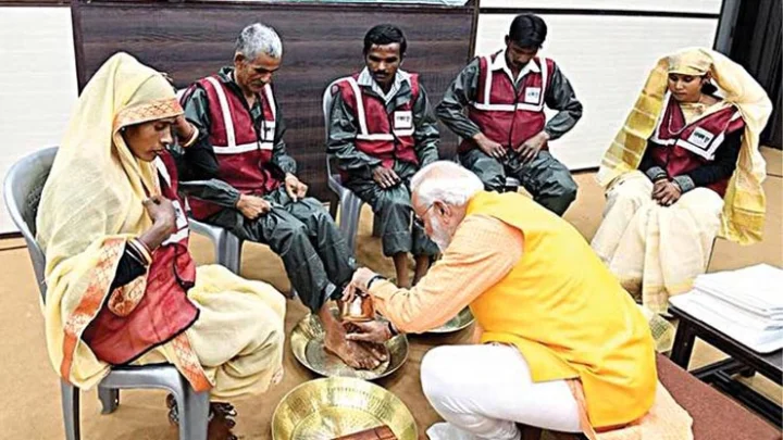 பாத பூஜை செய்யும் பாரத பிரதமர்: தேர்தல் ஸ்டண்டா?