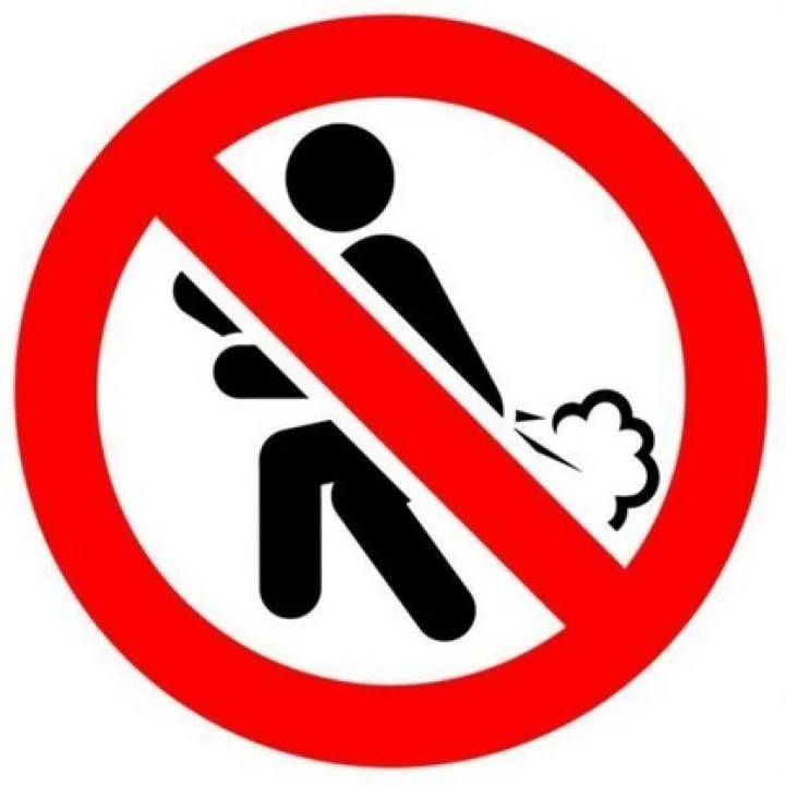 குசு விட்டு தொல்லை கொடுத்த அதிகாரி மீது வழக்கு தொடுத்த பொறியாளர்