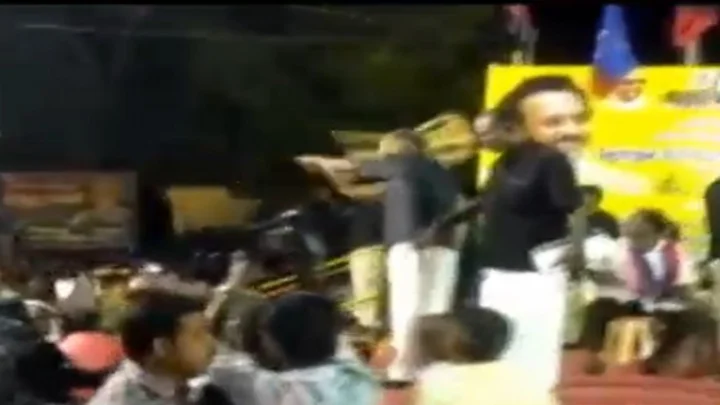 பிரச்சார மேடையில் சேர், செருப்பு வீச்சு , அடிதடி : 3 பேர் காயம்