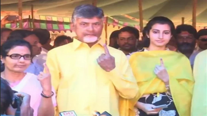 குடும்பத்துடன் சென்று வாக்களித்த ஆந்திர முதல்வர்..