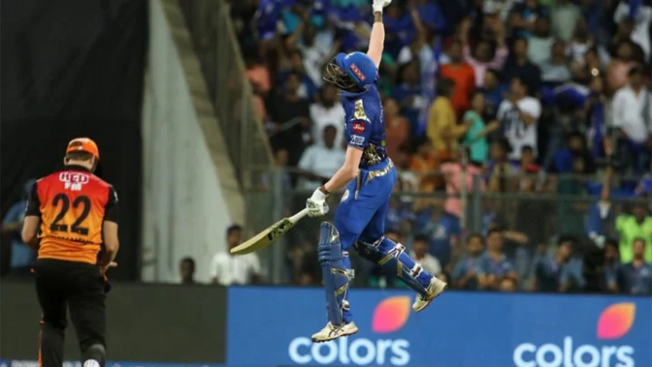 சுப்பர் ஓவரில் த்ரில் வெற்றி பெற்ற மும்பை: ஐதராபாத் பரிதாபம்