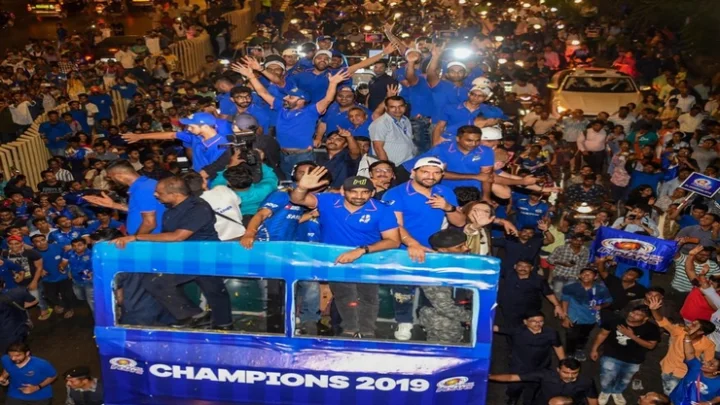 கோப்பையுடன் ஊர்வலம் – பொதுமக்கள் உற்சாக வரவேற்பு !