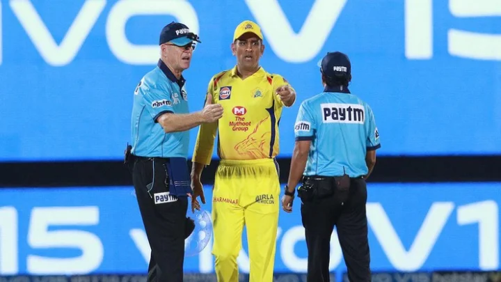 தோனி களத்திற்கு வந்தாலே பிரச்சனைதான் - பிரபல கிரிக்கெட் வீரர்கள்