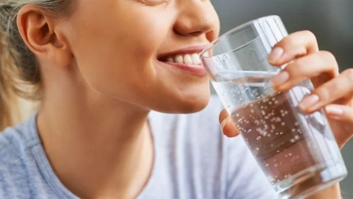 வெறும் வயிற்றில் தண்ணீர் குடிப்பதால் உண்டாகும் நன்மைகள்...!!
