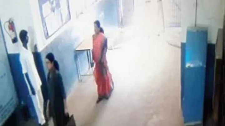 சிறையில் இருந்தபடியே ஷாப்பிங் சென்றதுதான் நன்னடத்தையா ? – சசிகலா விடுதலைக்கு என்ன அவசரம் !