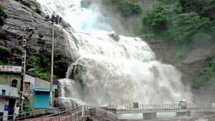 குற்றாலத்தில் பயணிகள் குளிக்கத்தடை – அதிகமான தண்ணீர்வரத்து !