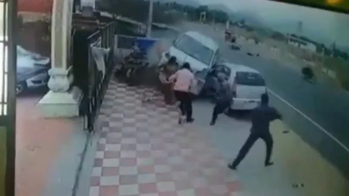 கார் டயர் வெடித்து  விபத்து 5 பேர் படுகாயம் : பதறவைக்கும் வீடியோ காட்சி