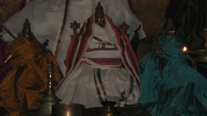 திருடிய ஐம்பொன் சிலைகளை, மீண்டும் கோவில் முன் வீசிச்சென்ற கொள்ளையர்கள்..