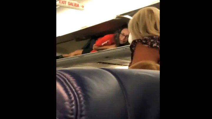 விமான பணிப்பெண் செய்த வினோத செயல்: புகார் அளித்த பயணிகள்