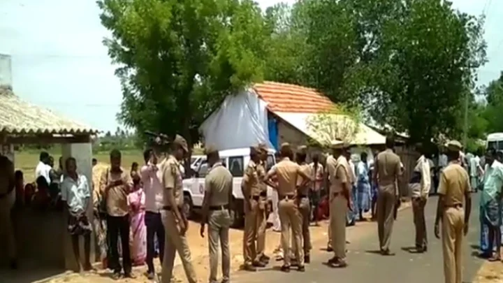 கரூரில் தந்தை மகன் கொலை வழக்கு :  தலைமறைவான முக்கிய குற்றவாளி  கைது !