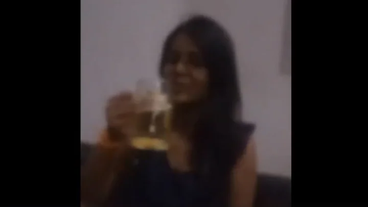 தமிழ்ப் பொண்ணுதான்... இது வெறும் பார்லிதான் - பியர் குடித்துக்கொண்டே மீரா மிதுன் பேட்டி