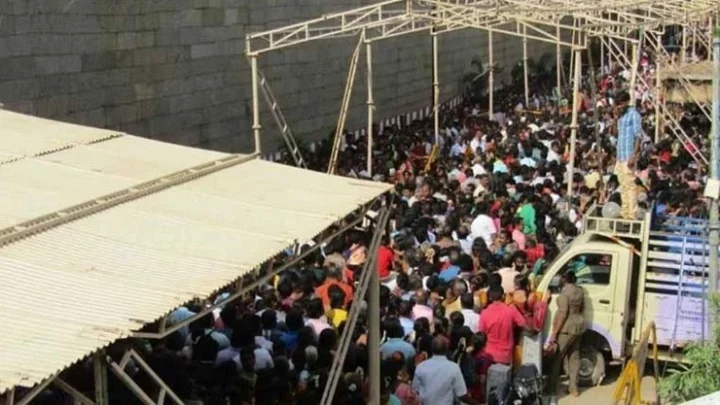 Crowds of thousands of devotees without masks in temples