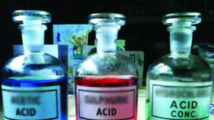 சாதிப்பெயரை சொல்லி திட்டிய பேராசிரியர் – ஆசிட் குடித்து மாணவி தற்கொலை முயற்சி !