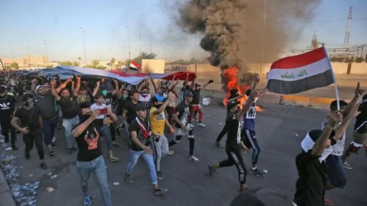 இராக் அரசுக்கு எதிராகக் களமிறங்கிய மக்கள்: இணைய சேவை முடக்கம், 70 பேர் பலி - என்ன நடக்கிறது?