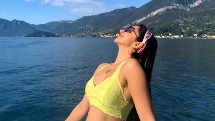 இன்ஸ்டாவை தெறிக்கவிட்ட  கியாரா அத்வானி!