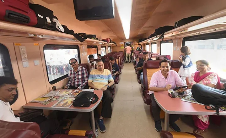 தாமதமாக வந்த தனியார் ரயில் – பயணிகளுக்கு இழப்பீடு !