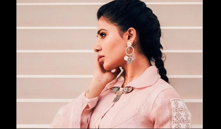 கலர்புல் உடையில் கலக்கலான போஸ் கொடுத்த சமந்தா!