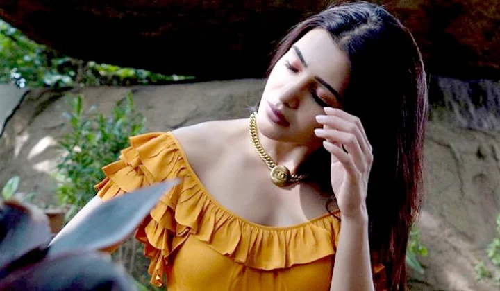 கலர்புல் உடையில் கலக்கலான போஸ் கொடுத்த சமந்தா!