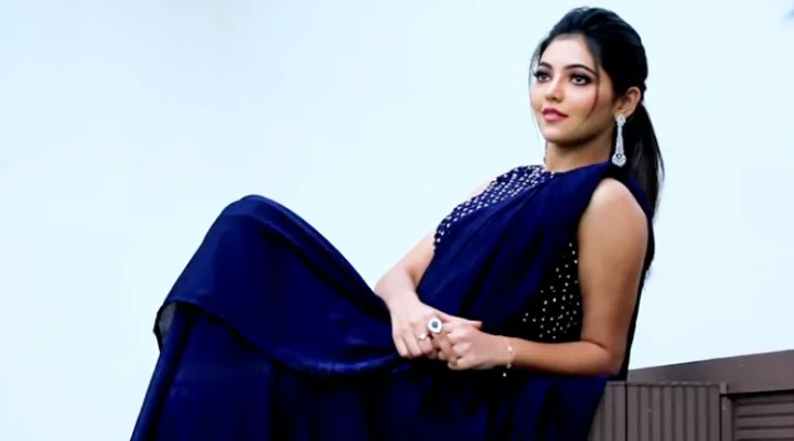 கலர்ஃபுல் உடையில் கேண்டிட் போஸ் - அதுல்யா ரவியின் லேட்டஸ்ட் ஸ்டில்ஸ்!