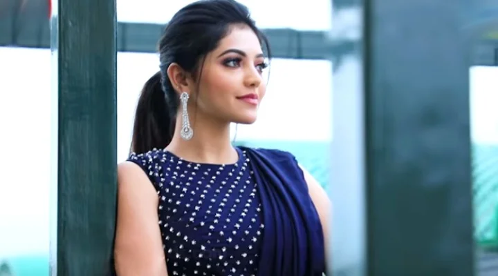 கலர்ஃபுல் உடையில் கேண்டிட் போஸ் - அதுல்யா ரவியின் லேட்டஸ்ட் ஸ்டில்ஸ்!