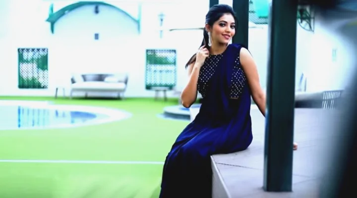 கலர்ஃபுல் உடையில் கேண்டிட் போஸ் - அதுல்யா ரவியின் லேட்டஸ்ட் ஸ்டில்ஸ்!