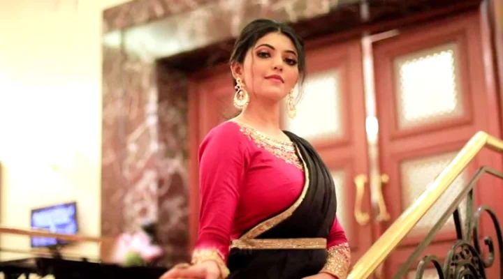 கலர்ஃபுல் உடையில் கேண்டிட் போஸ் - அதுல்யா ரவியின் லேட்டஸ்ட் ஸ்டில்ஸ்!