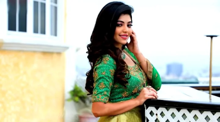 கலர்ஃபுல் உடையில் கேண்டிட் போஸ் - அதுல்யா ரவியின் லேட்டஸ்ட் ஸ்டில்ஸ்!