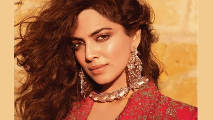 மாடர்ன் உடையில் மாளவிகா மோகன் - இன்ஸ்டாவில் ரொம்பி வழியும் ரீசன்ட் க்ளிக்ஸ்!