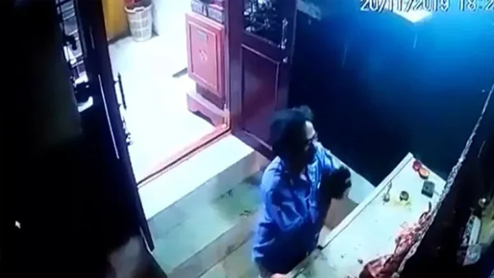 கோவிலில் திருடும் முன் பயபக்தியுடன் பூஜை செய்த திருடன்