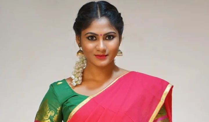 பாவடை தாவணியில் போட்டோ ஷூட் நடத்திய ஸ்ருதி ரெட்டி !