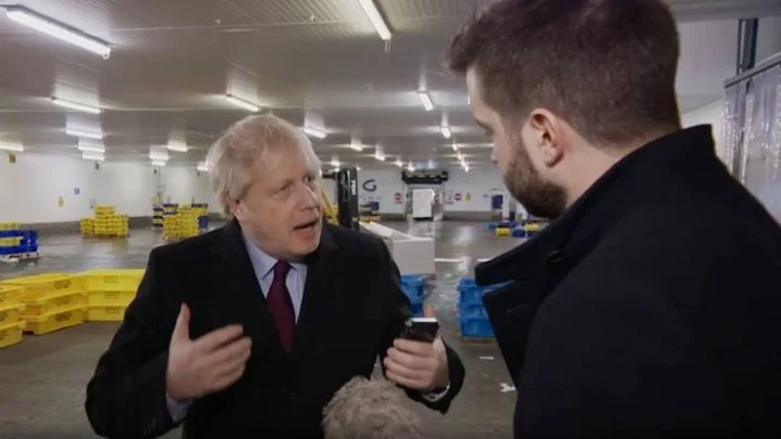 பேட்டி எடுத்தவரின் செல்போனை திடீரென பிடுங்கிய பிரதமர்: வைரலாகும் வீடியோ