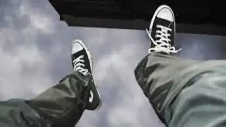 பாத்ரூம் என நினைத்து மொட்டை மாடியில் இருந்து கீழே விழுந்த குடிகாரர்: சென்னையில் பரிதாபம்