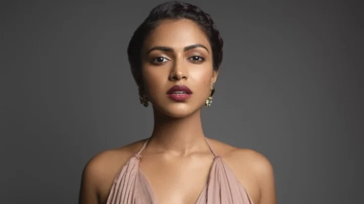 கண்ணை கவரும் கருப்பு நிறத்தில் அமலா பால்!