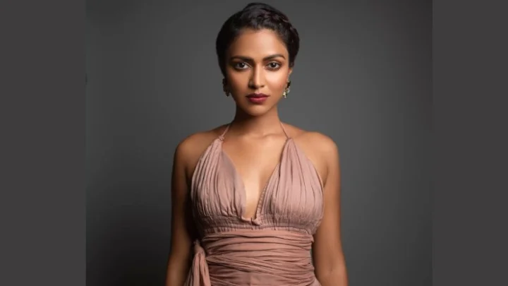 கண்ணை கவரும் கருப்பு நிறத்தில் அமலா பால்!