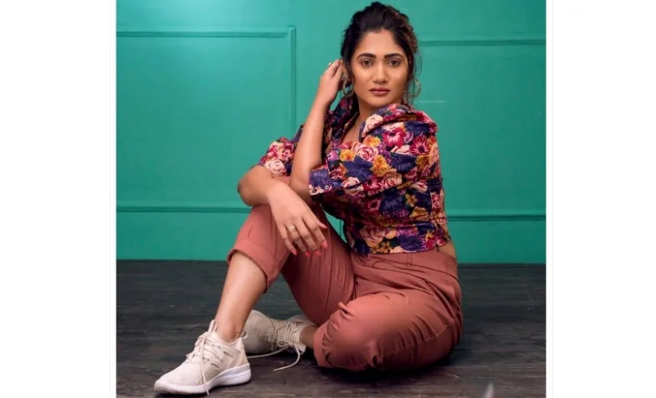 அல்ட்ரா மாடர்ன் உடையில் லாஸ்லியாவின் முதல் போட்டோ ஷூட்!